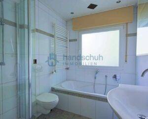 Bad mit Dusche und Wanne