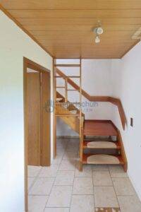 Flur mit Treppe zum DG